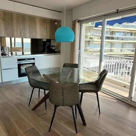 1 Bed With Sea Views 公寓